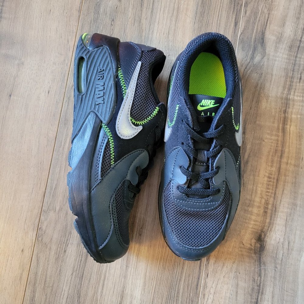 Boys size 2 nike sneakers